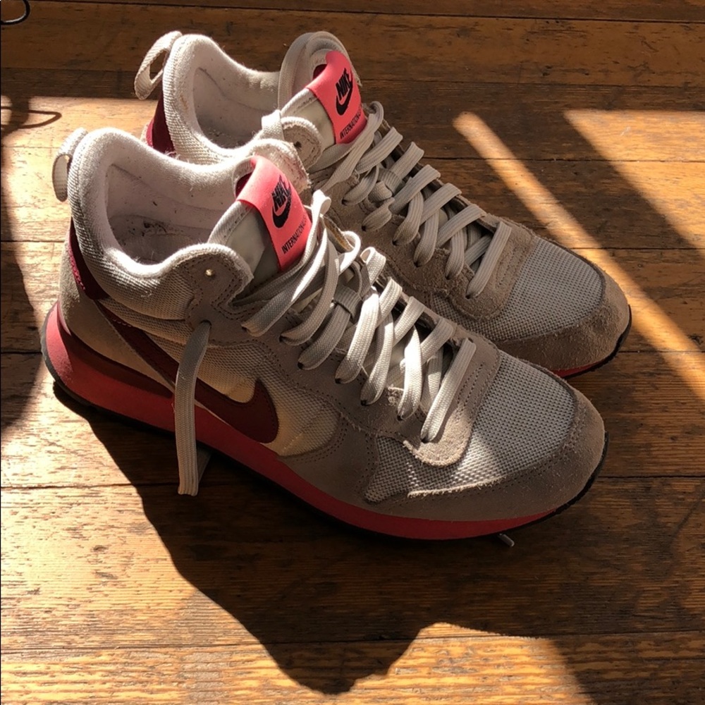 NIKE INTERNATIONALIST MID